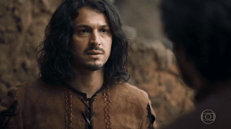 Afonso (Romulo Estrela) em cena de Deus Salve o Rei (Foto: Reprodução/Globo)