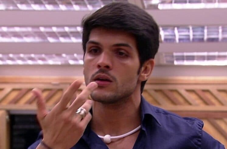 Ex-BBB Lucas pede desculpas para ex-noiva e se declara: "Te amo"