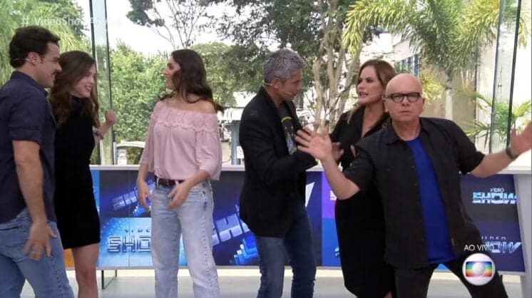 Monica Iozzi se emociona e ganha beijo na boca de Sophia Abrahão no Vídeo Show