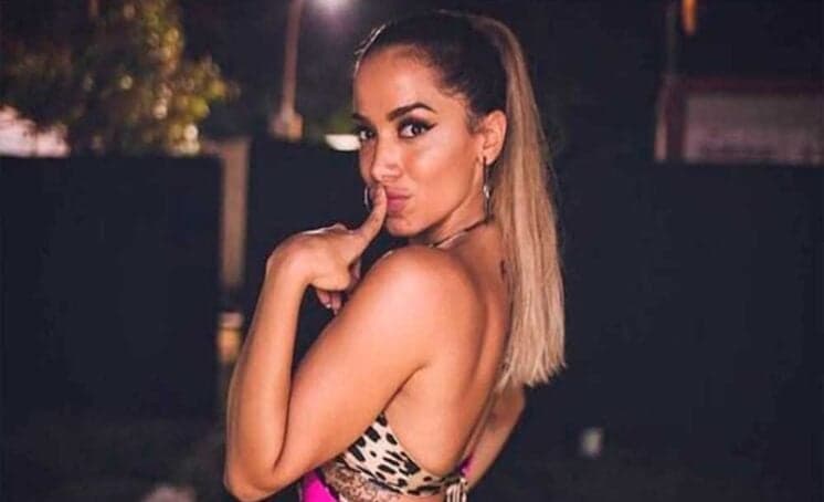 Anitta arruma maneira diferente para driblar o trânsito do RJ