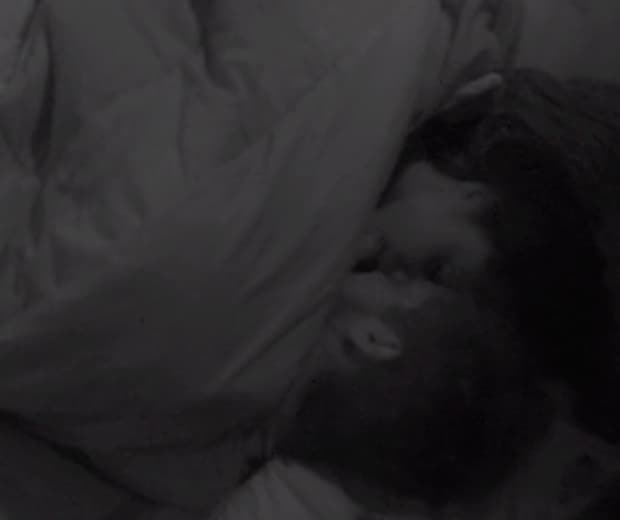 BBB18: Paula e Breno movimentam edredom e brother sussurra: "Paulinha de Deus"