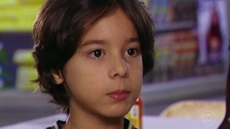 Ex-ator de Celebridade surpreende com nova forma física e quer distância da imprensa