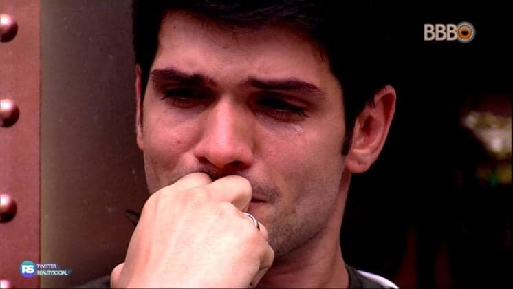 Lucas ex-BBB18 tira foto com famoso global, mas reação do ator vira piada