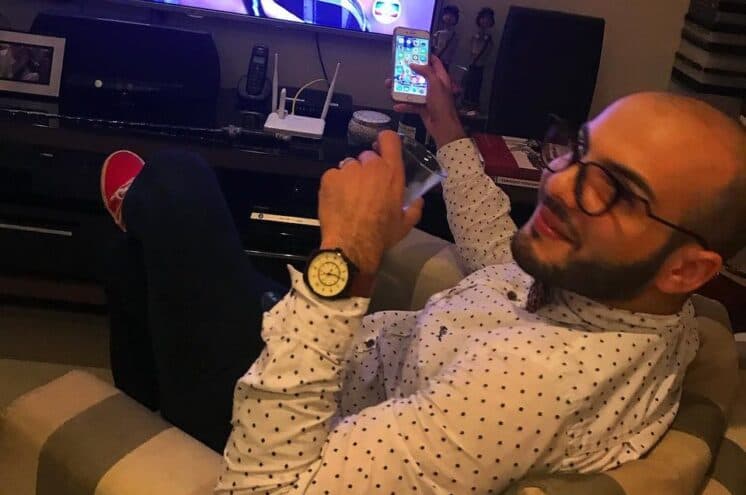 Fora do BBB18, Mahmoud estoura mais um champanhe por eliminação de Caruso
