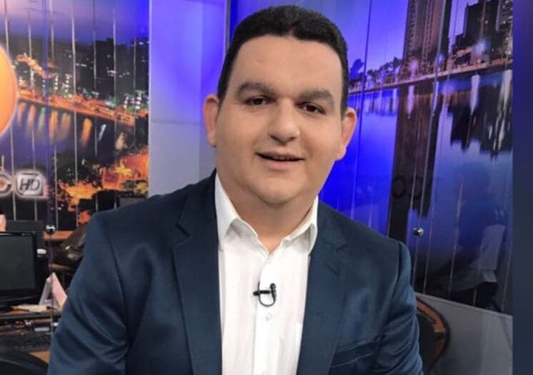 Apresentador gagueja, desiste de dar notícia no ar e motivo impressiona