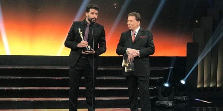 Aplaudido de pé, Guilherme Winter comemora prêmio do Troféu Imprensa