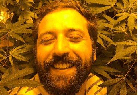 Gregório Duvivier aparece em jardim da erva e faz revelação