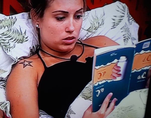 BBB18: Jéssica aparece lendo livro de cabeça para baixo e vira piada nas redes sociais