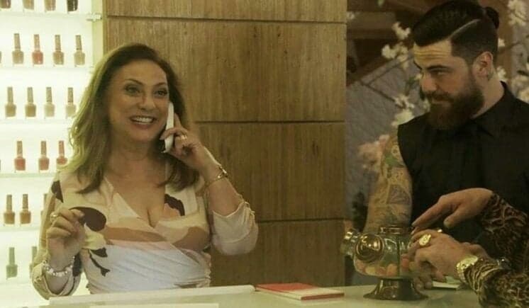 Nádia começa a trair Odair com personagem inesperado em O Outro Lado do Paraíso