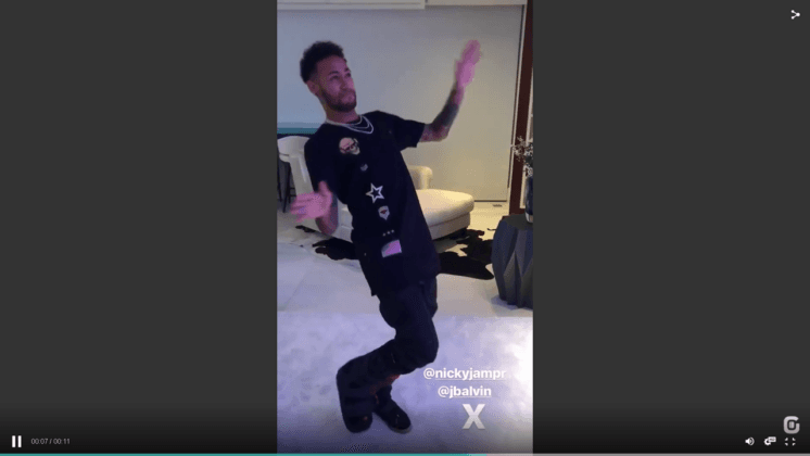 Mesmo lesionado, Neymar se equilibra e dança com uma perna só