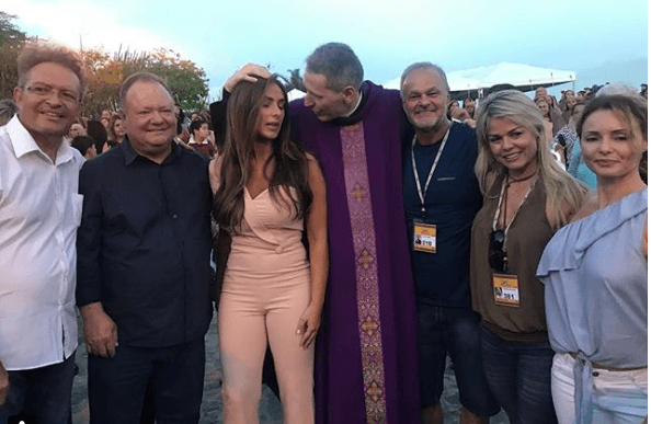 Nicole Bahls recebe bênção de padre antes da estreia em peça bíblica