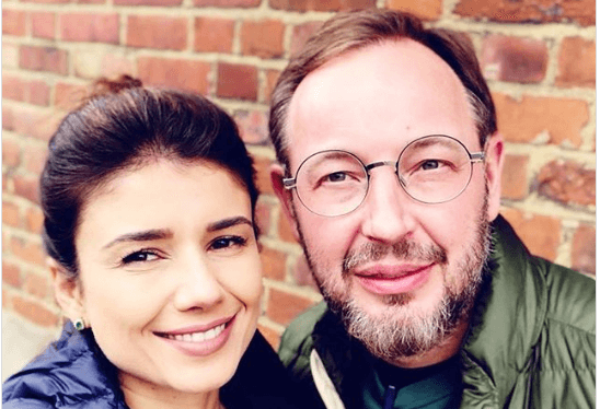 Em viagem internacional, Paula Fernandes e novo namorado posam juntinhos e se declaram