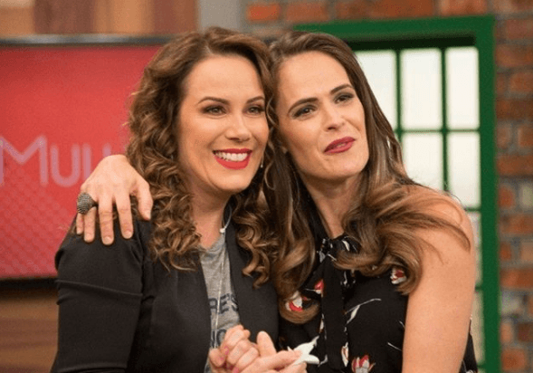 Regina Volpato completa 50 anos, recebe surpresa no Mulheres e fica bastante emocionada
