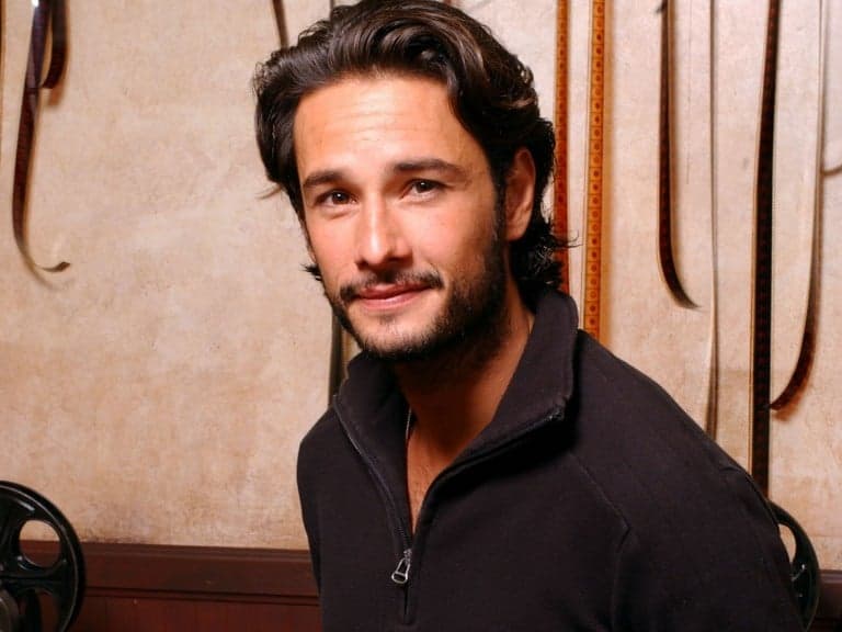Rodrigo Santoro acaba sendo vítima de preconceito e lamenta: "Parece que é obrigação da mãe"