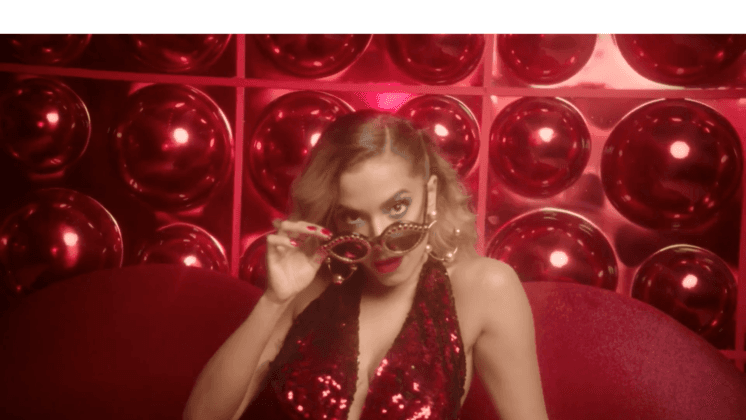 Anitta promete clipe ao vivo, falha e é criticada