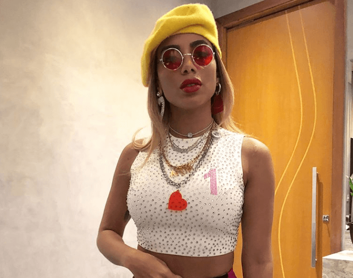 Recuperada da festa de aniversário, Anitta mata a fome com "prato de pedreiro" e exibe presentes luxuosos