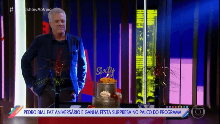 Equipe do programa Conversa com Bial faz surpresa e comemora 60 anos do apresentador