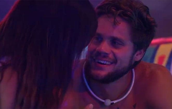 Breno dorme sem cueca com Paula e mostra quase tudo no BBB18