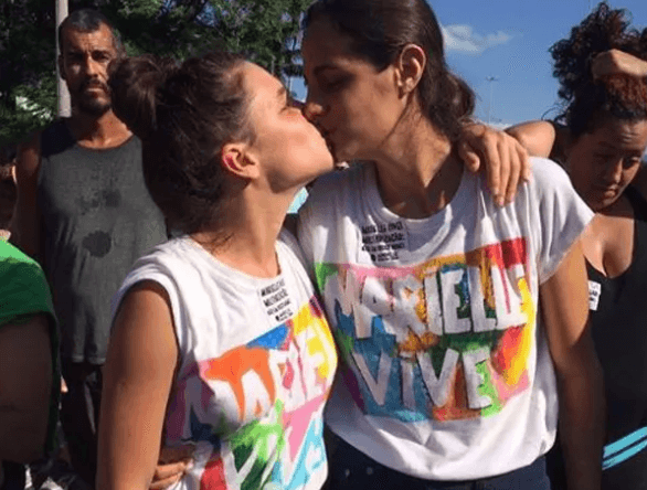 Bruna Linzmeyer participa de manifestação, beija a namorada e homenageia vereadora Mairelle Franco