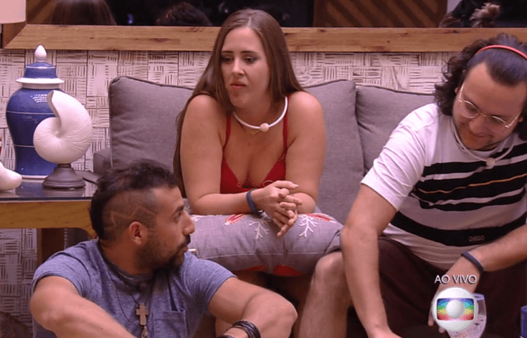 Kaysar é enganado e vai para a cama com Diego em vez de Patrícia no BBB18