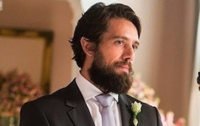 Renato muda radicalmente e aparece irreconhecível em O Outro Lado do Paraíso