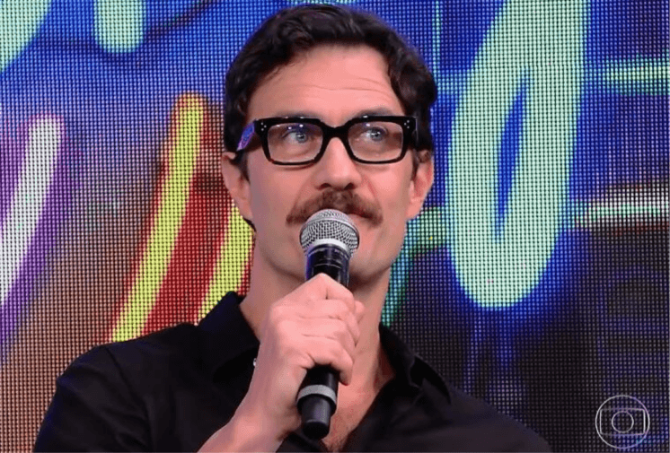 Cara de poucos amigos e postura "antipática" de Gabriel Braga Nunes rouba a cena no Faustão