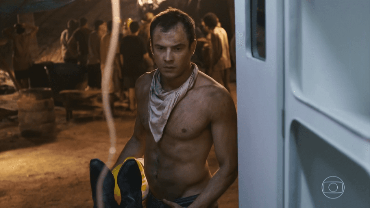Sergio Guizé causou ao aparecer sem camisa em O Outro Lado do Paraíso. (Foto: Reprodução/TV Globo)