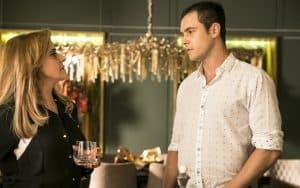 Gael (Sergio Guizé) e Sophia (Marieta Severo) em cena de O Outro Lado do Paraíso (Foto: Globo/João Miguel Júnior) Gael (Sergio Guizé) e Sophia (Marieta Severo) em cena de O Outro Lado do Paraíso (Foto: Globo/João Miguel Júnior)