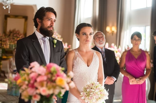O Outro Lado do Paraíso: Clara faz descoberta sobre Renato e acha foto reveladora