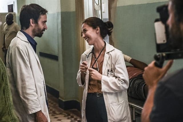 Personagens de Marjorie Estiano e Julio Andrade se casam na próxima temporada de Sob Pressão