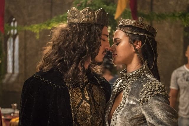 Deus Salve o Rei: Catarina vira rainha e muda visual após casamento com Rodolfo; veja imagens