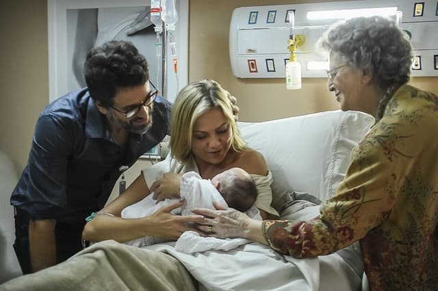 O Outro Lado do Paraíso: Samuel e Suzy se reaproximam com nascimento da filha