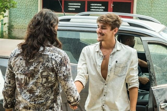 Mariano (Juliano Cazarré) e Johnny (Bruno Montaleone) em cena de O Outro Lado do Paraíso (Foto: Globo/Raquel Cunha) Mariano (Juliano Cazarré) e Johnny (Bruno Montaleone) em cena de O Outro Lado do Paraíso (Foto: Globo/Raquel Cunha)