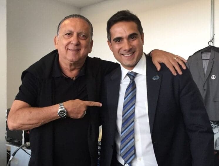 Gustavo Villani comenta rótulo de "novo Galvão" e revela quando estreia na Globo