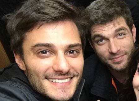 Hugo Bonemer  e o namorado Conrado Hel aparecem num momento íntimo cheio de amor