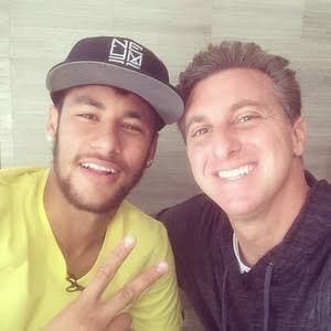 Após ficar em cadeira de rodas, Neymar recebe mensagem de apoio de Luciano Huck