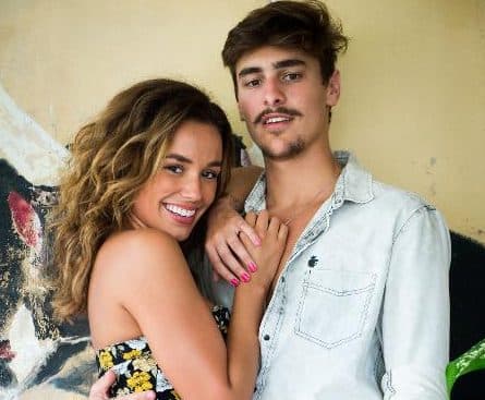Irmão de Mariano, Johnny vai se envolver com prostituta em O Outro Lado do Paraíso
