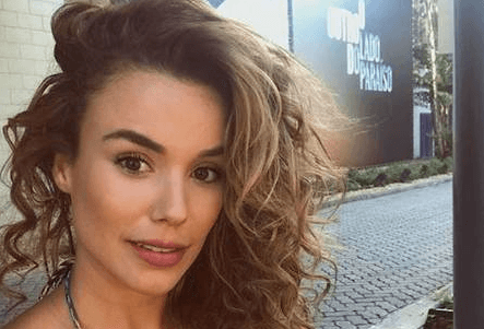 Festa com o elenco de O Outro Lado do Paraíso rende e Rafael Losso e Juliane Araújo são flagrados em clima de romance