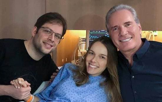 Nora mostra primeira foto do neto de Roberto Justus e faz desabafo sobre ele ser prematuro