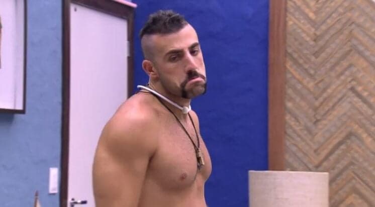 Kaysar ignora saída de Patrícia e começa o dia comemorando no BBB18