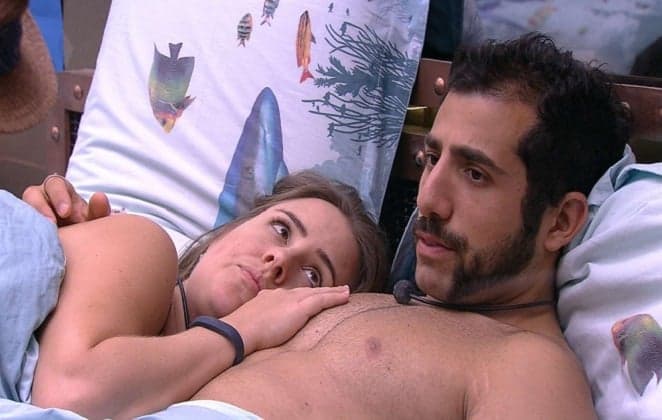 BBB18: Patrícia pede para que Kaysar a beije na frente de Caruso e brother toma atitude