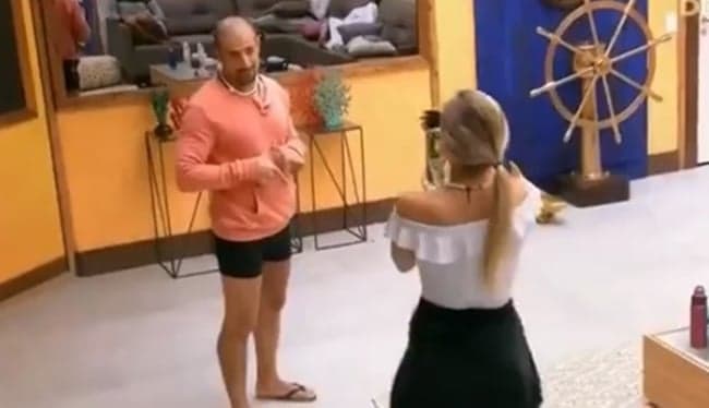 Kaysar ataca partes íntimas de Jéssica no BBB18 e dispara: "Você vende?"
