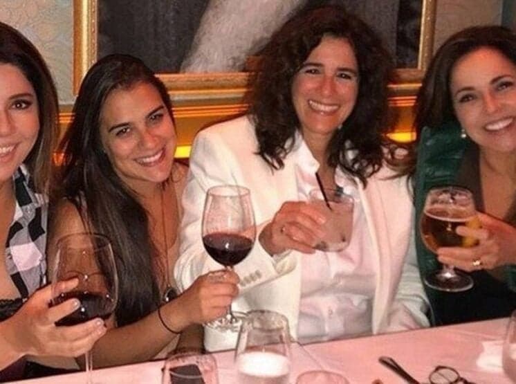 Daniela Mercury e mulher jantam com Lúcia Veríssimo e esposa