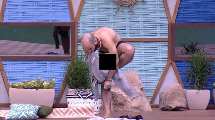 BBB18: Mahmoud se descuida e acaba mostrando tudo