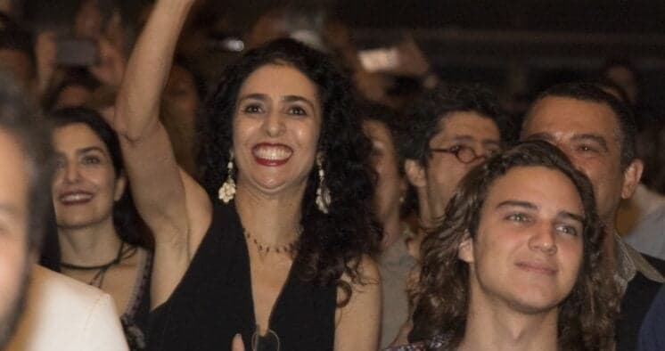 Reynaldo Gianecchini tieta Marisa Monte em estreia de peça