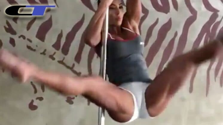Gracyanne Barbosa ensina neta a dançar em pole dance desde criança