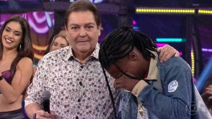 Depois de conhecer Faustão, funkeiro chora emocionado e é consolado pelo apresentador