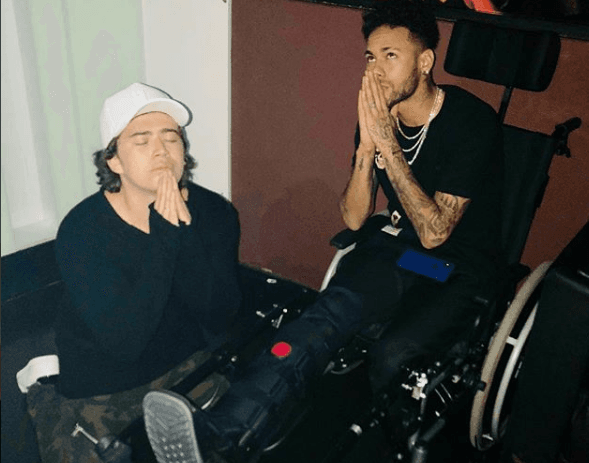 Whindersson Nunes visita Neymar e faz oração para jogador se recuperar rápido