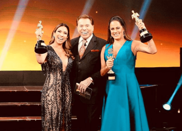 Silvia Abravanel faz agradecimento após vencer Troféu Imprensa e encontrar pai e irmã no palco da premiação