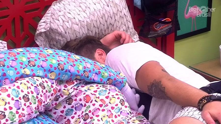 Paula e Breno trocam beijos em um dos quartos do "BBB" (Foto: Reprodução)